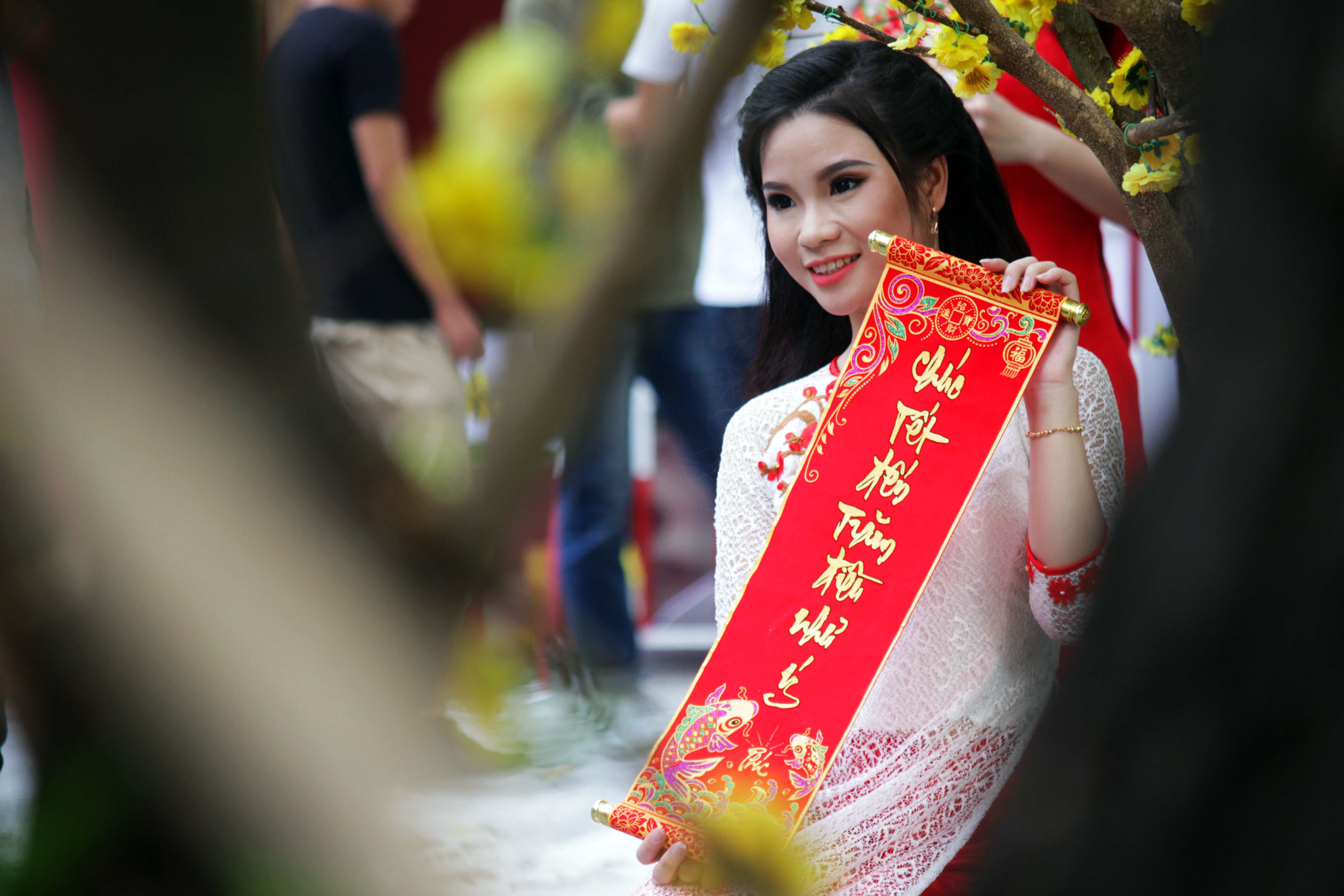 Đa s&ocirc;́ các bạn trẻ lựa chọn trang phục truy&ecirc;̀n th&ocirc;́ng như áo dài, khăn đóng, c&acirc;u đ&ocirc;́i đỏ đ&ecirc;̉ tạo dáng chụp hình cho phù hợp với kh&ocirc;ng khí ngày xu&acirc;n.