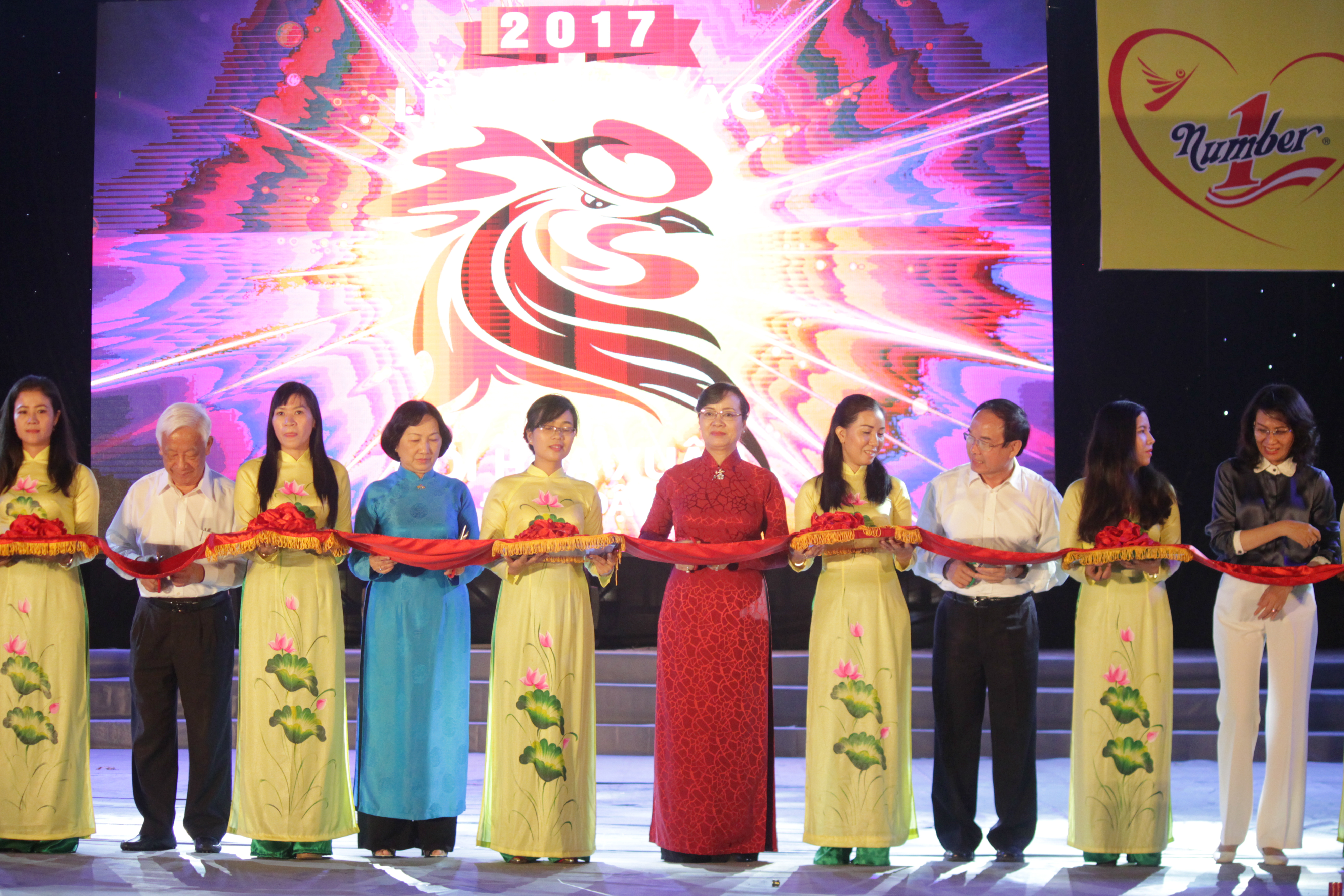 
L&atilde;nh đạo TP HCM cắt băng khai mạc
