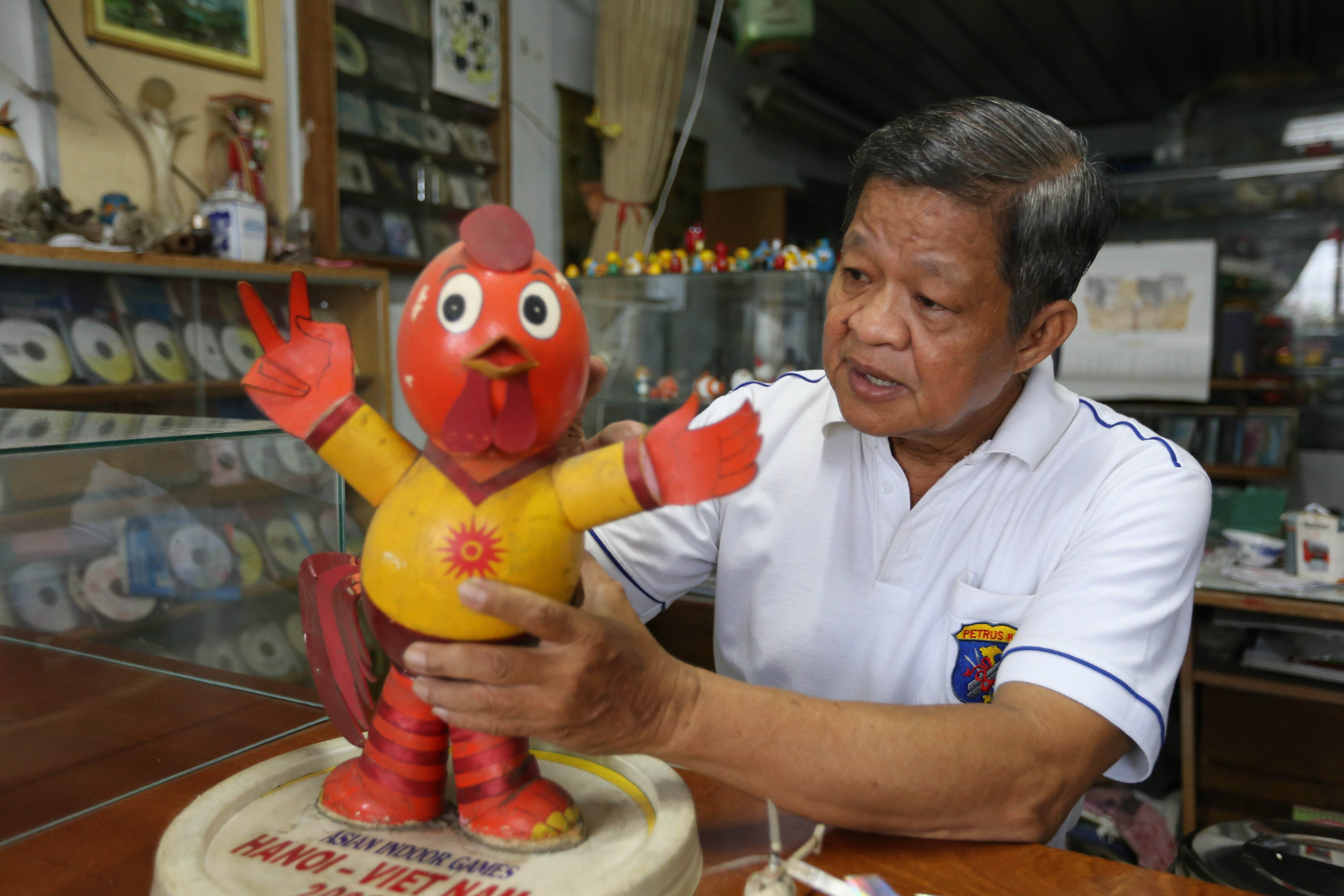 Ngoài công việc dạy tiếng Anh ở nhà, ông Tâm vẫn miệt mài sáng tạo ra những linh vật SEA Games, Euro, World Cup