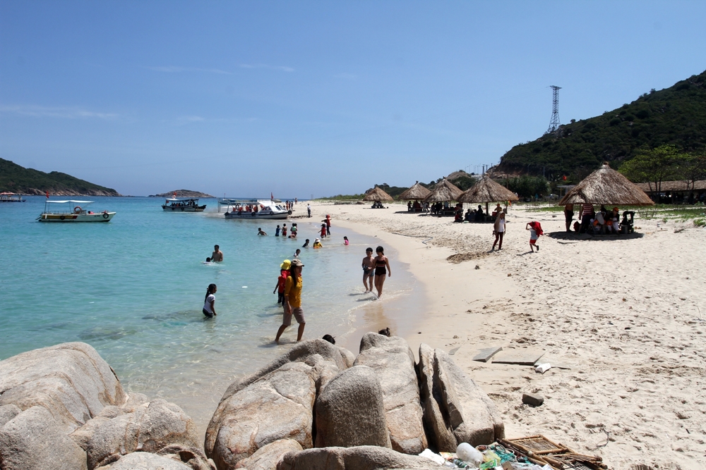 Biển Vĩnh Hy nổi tiếng sạch