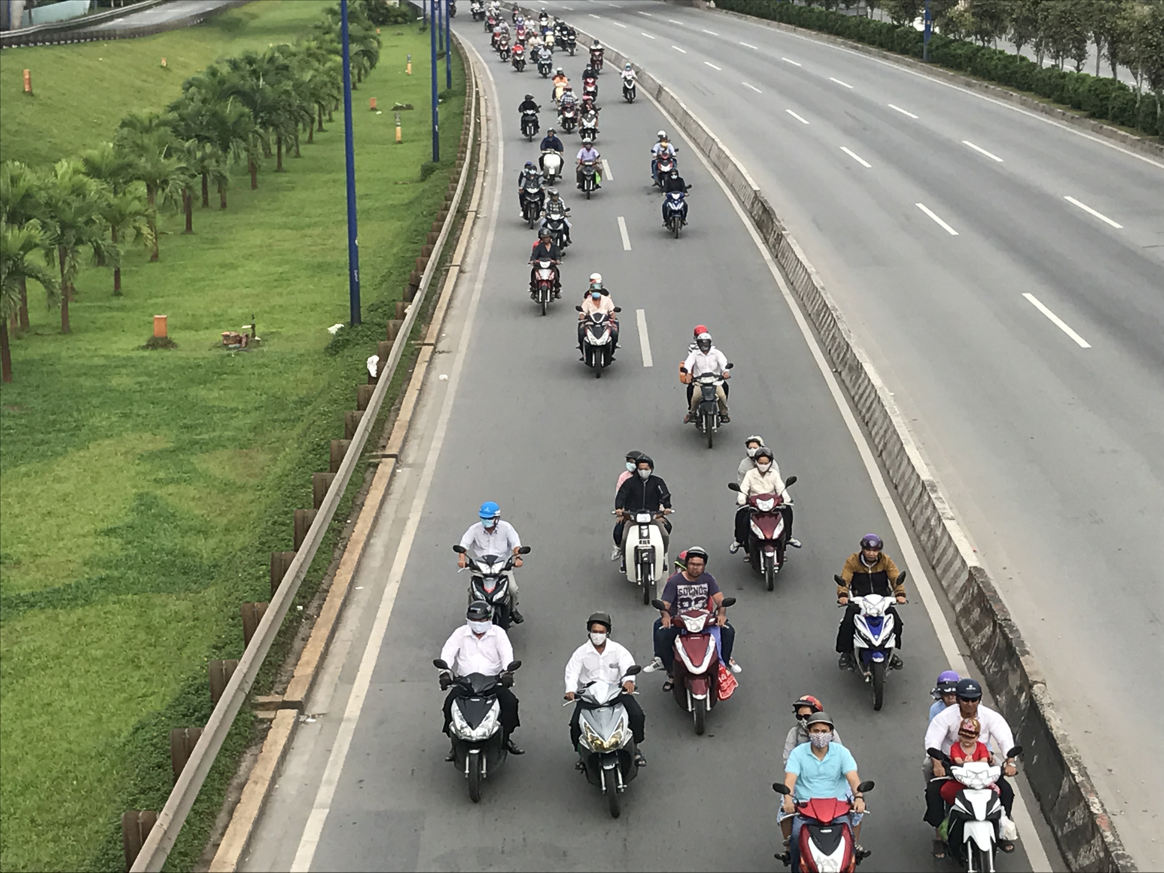 Trên xa lộ Hà Nội, người dân cũng tập trung vào chiều tối cùng ngày trở lại TP