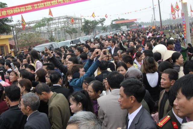 H&agrave;ng ng&agrave;n người d&acirc;n v&agrave; du kh&aacute;ch đ&atilde; về dự Lễ hội Tịch Điền