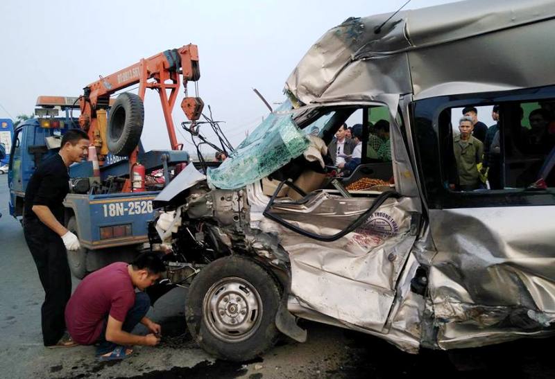 Tàu hỏa tông ô tô, 7 người đi chợ Viềng thương vong