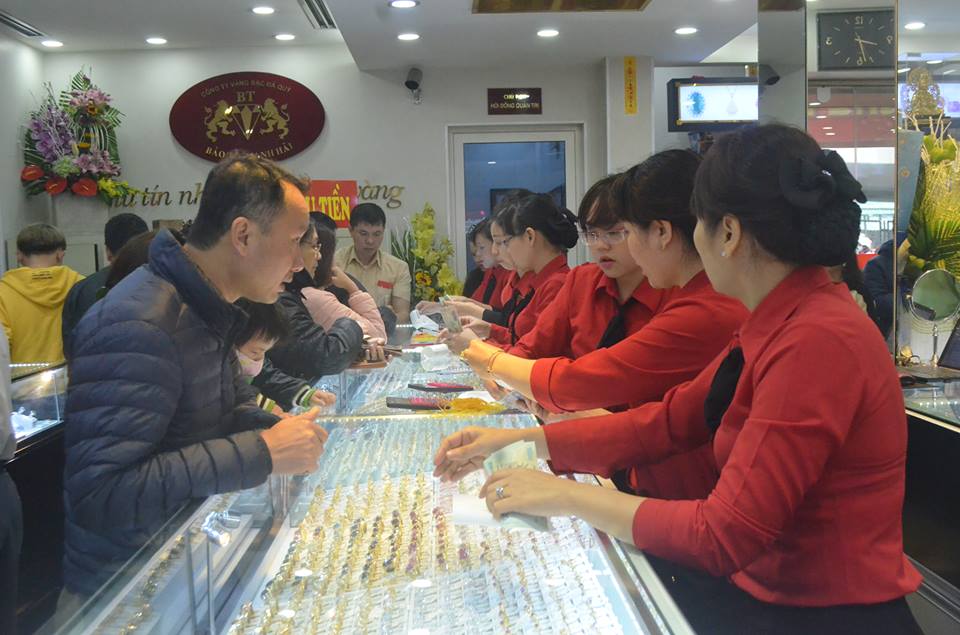 Nhiều người dân mong muốn mua được miếng vàng hình con gà mong muốn năm Đinh Dậu gặp nhiều may mắn. Ảnh: Nguyễn Hưởng