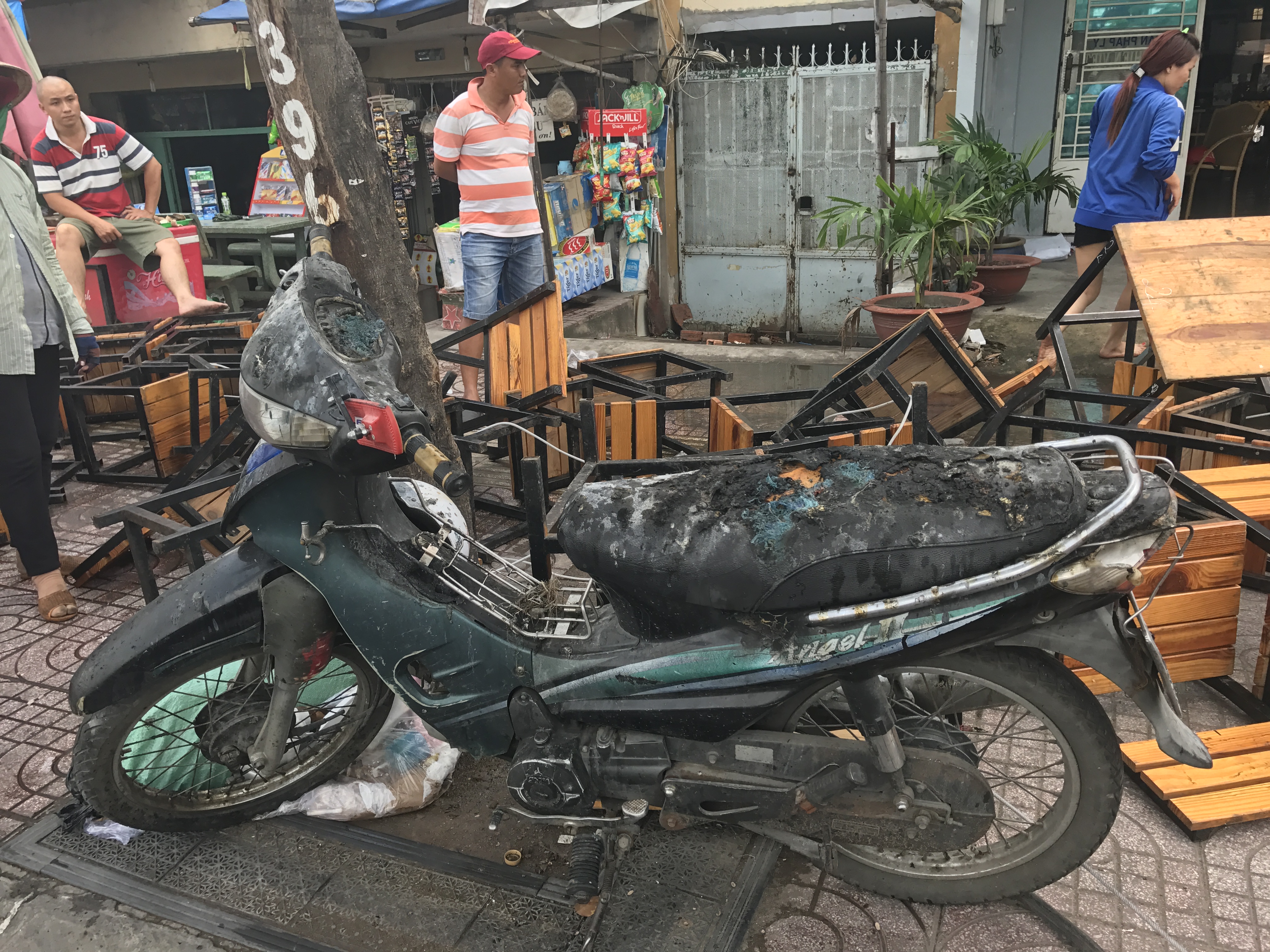 
Một chiếc xe m&aacute;y bị ch&aacute;y s&eacute;m
