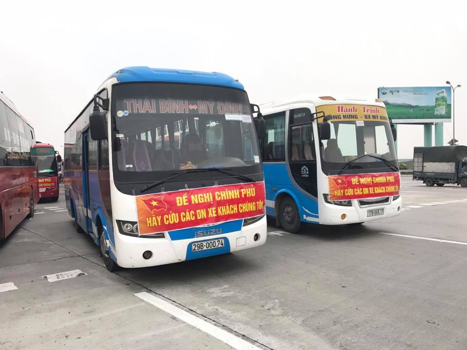 Trên những chiếc xe đều có treo banner với dòng chữ “Đề nghị Chính phủ cứu các nhà xe chúng tôi”