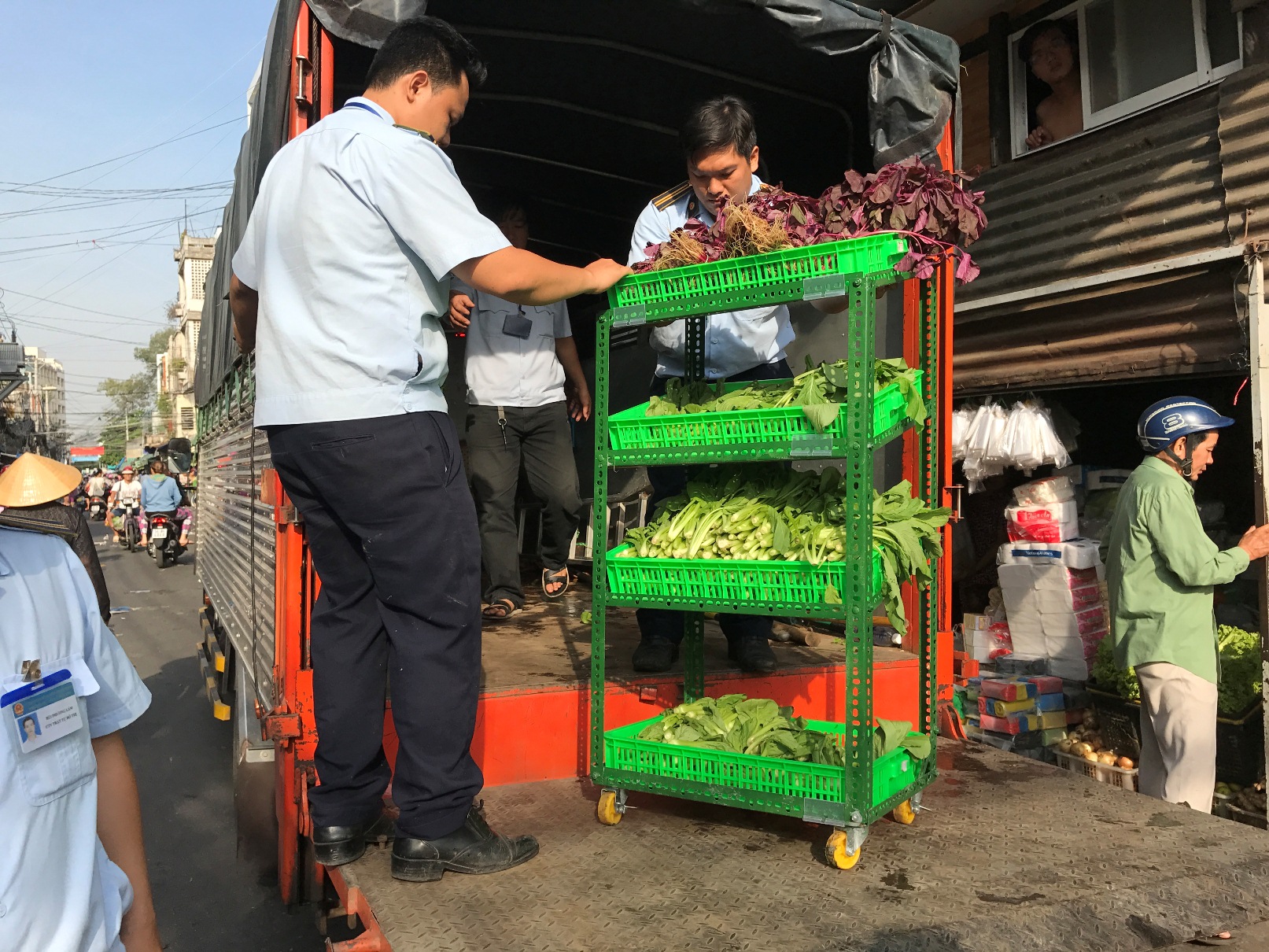 Hàng hóa để dưới lòng đường bị thu giữ