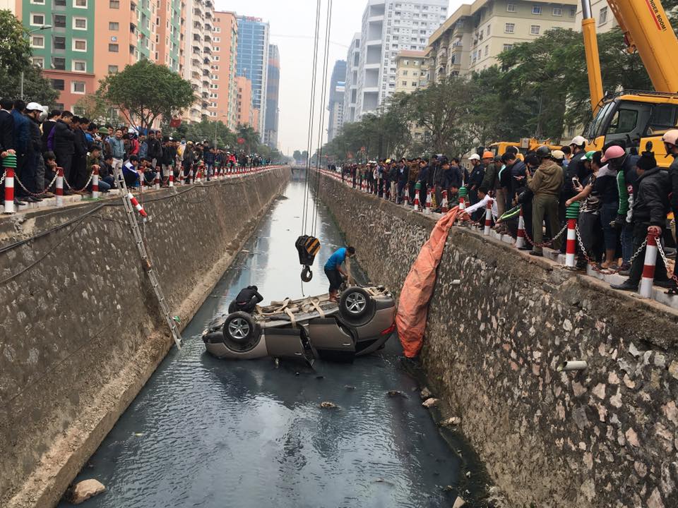 Rất đông người dân hiếu kỳ đứng xem vụ tai nạn