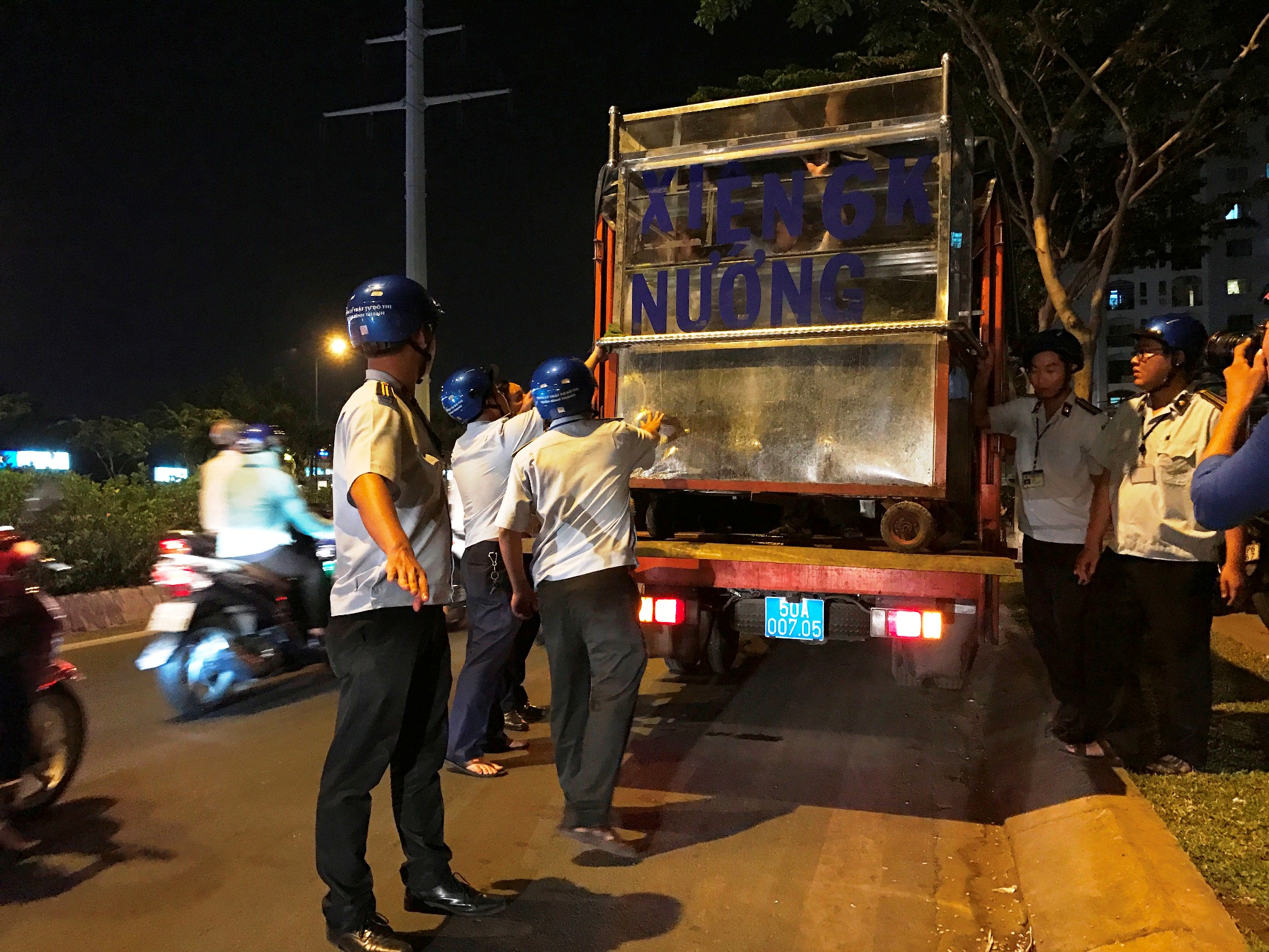 
Thu giữ một quầy h&agrave;ng b&aacute;n lấn chiếm vỉa h&egrave;
