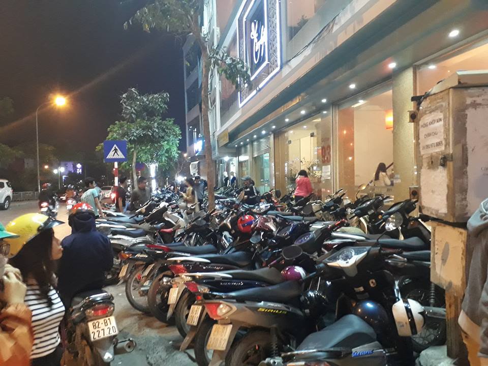 Quán bia, quán ăn tại Hà Nội đua nhau lấn chiếm vỉa hè