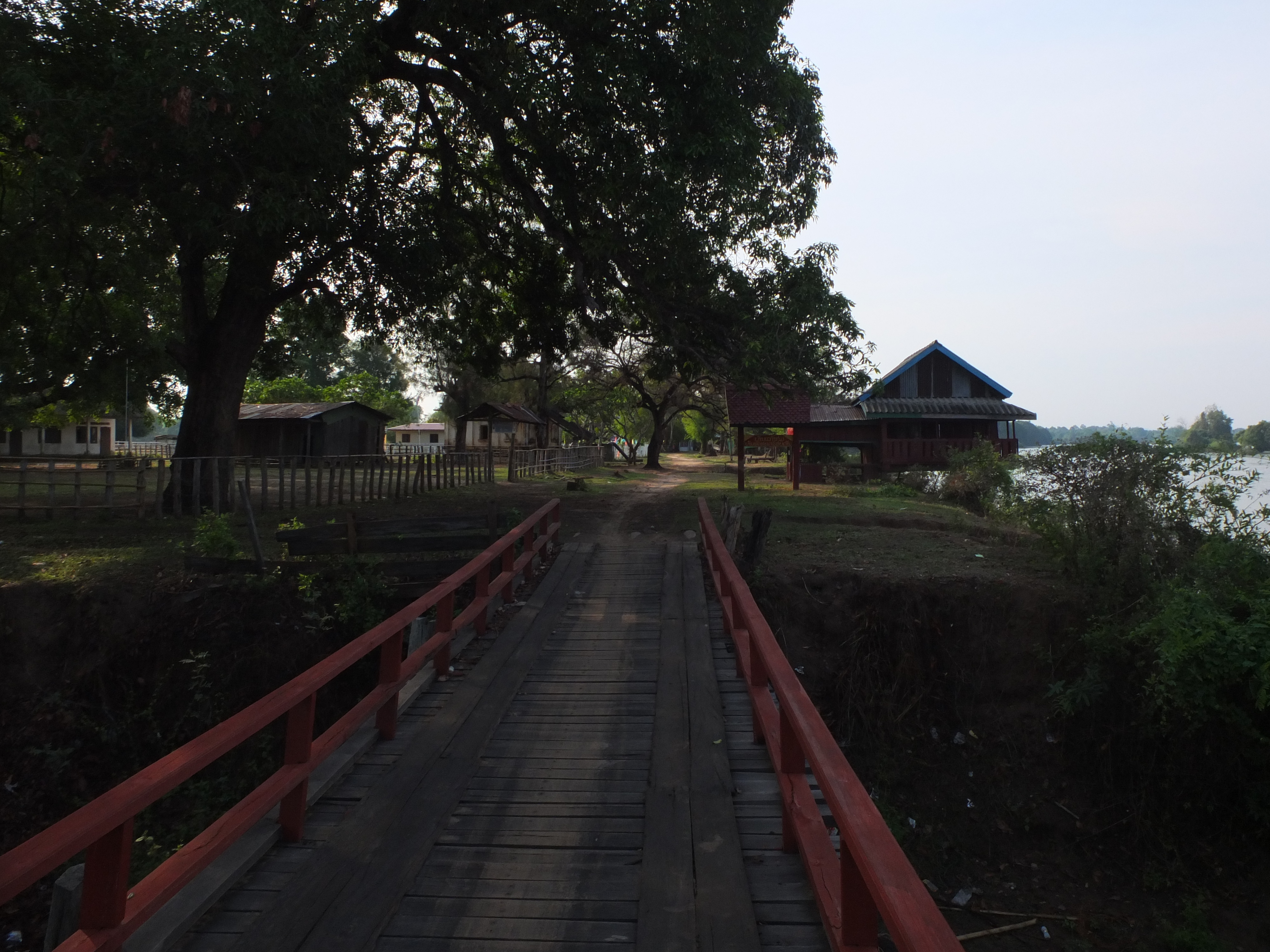 
Những con đường thanh b&igrave;nh ở đảo Don Som
