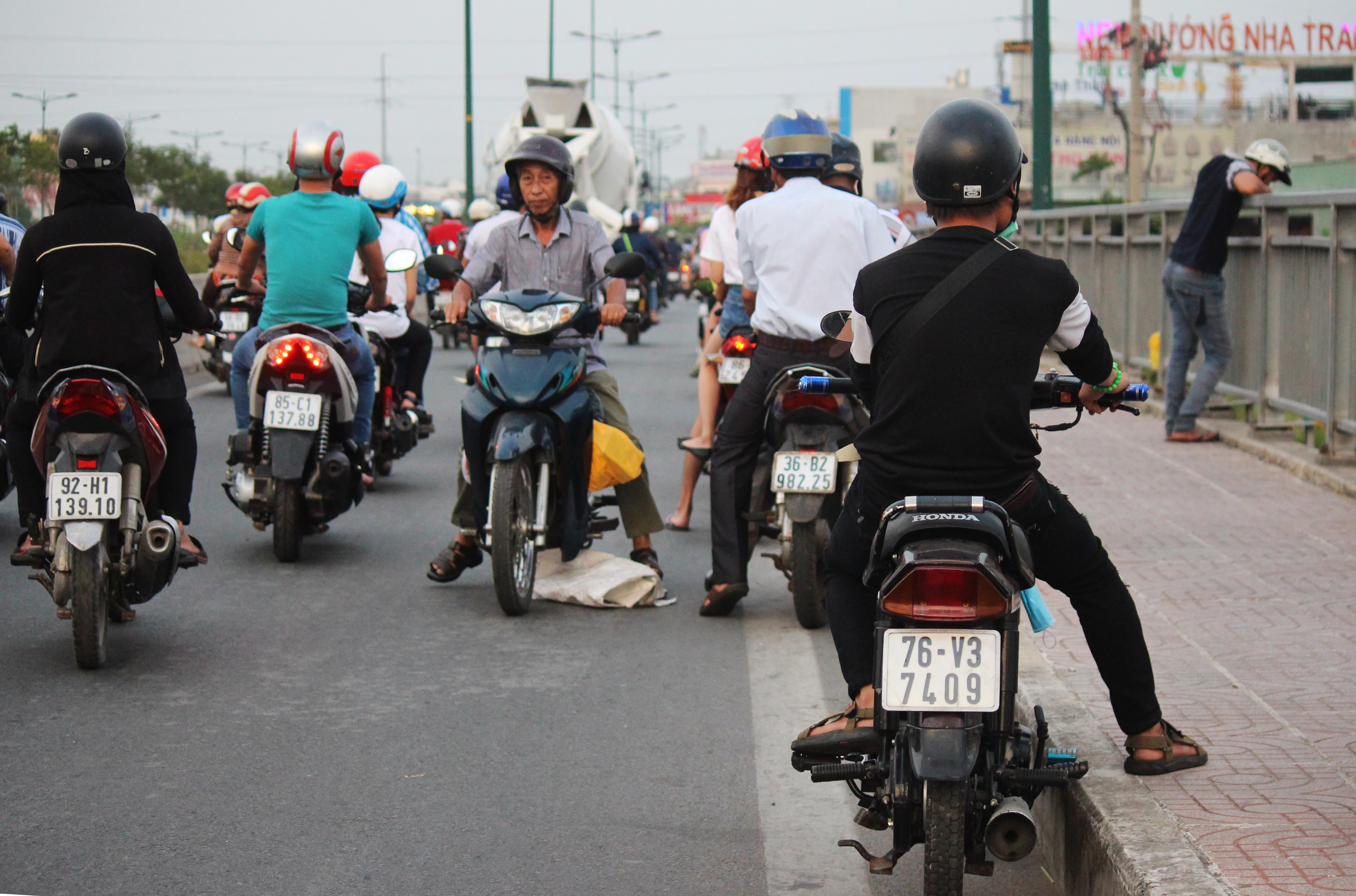Người đàn ông này đi quá một đoạn cũng không ngần ngại chạy xe ngược chiều trở lại bãi thả diều để... xem.