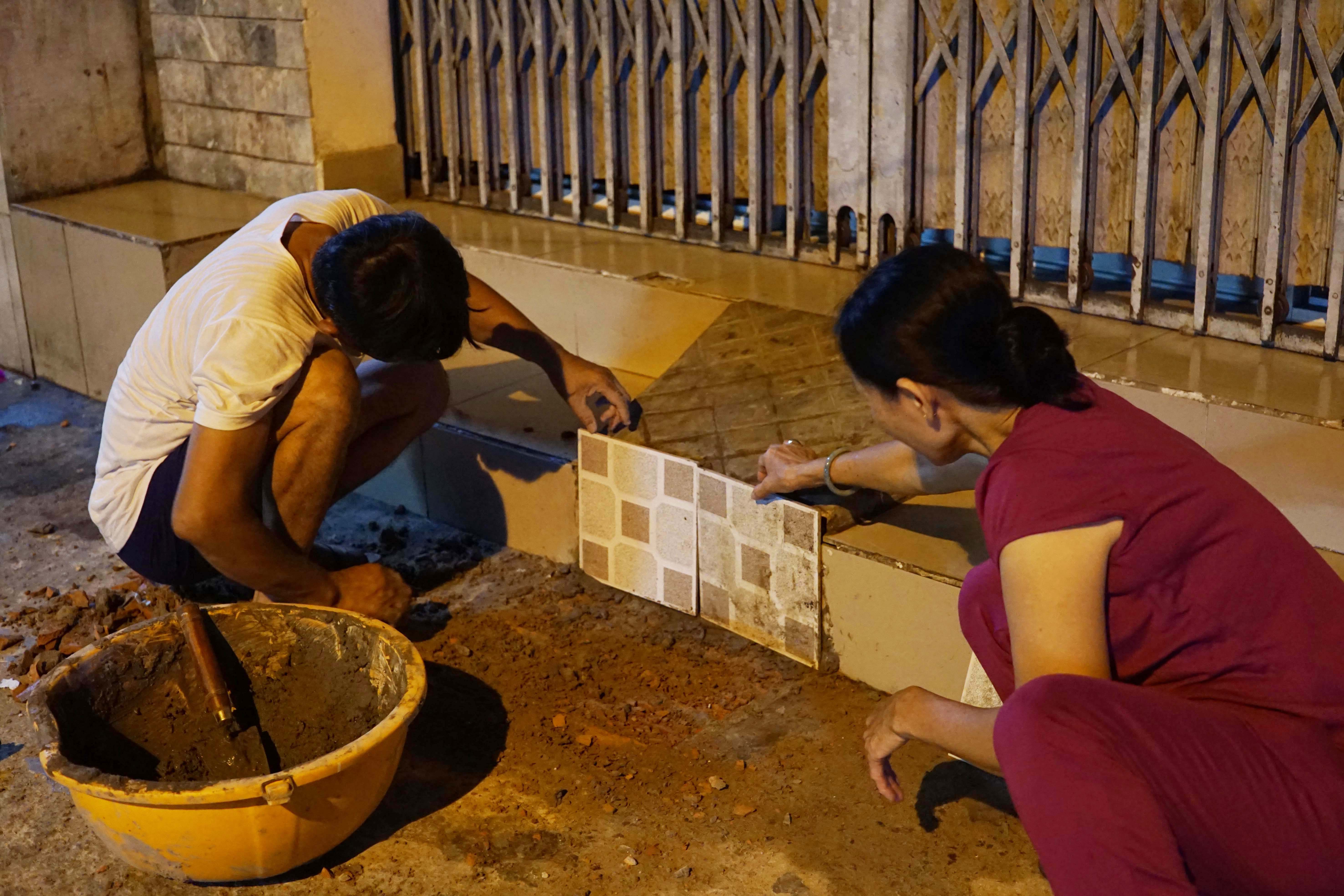 Cô Hường (54 tuổi, nhà số 31 Hàn Thuyên, phường Bình Thọ, quận Thủ Đức) cho biết: “Hôm qua, tôi đã tháo bảng hiệu lấn chiếm vỉa hè. Còn sáng nay, do việc cho thuê mặt bằng kinh doanh nên đến tối, tôi mới chủ động đập bậc tam cấp lấn ra vỉa hè được”