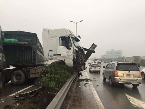 
Chiếc xe tải lao v&agrave;o dải ph&acirc;n c&aacute;ch giữa cầu
