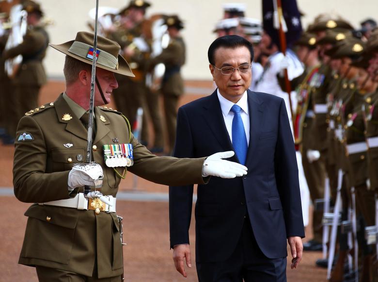 Thủ tướng Trung Quốc L&yacute; Khắc Cường duyệt đội danh dự ở Canberra h&ocirc;m 23-3. Ảnh: REUTERS