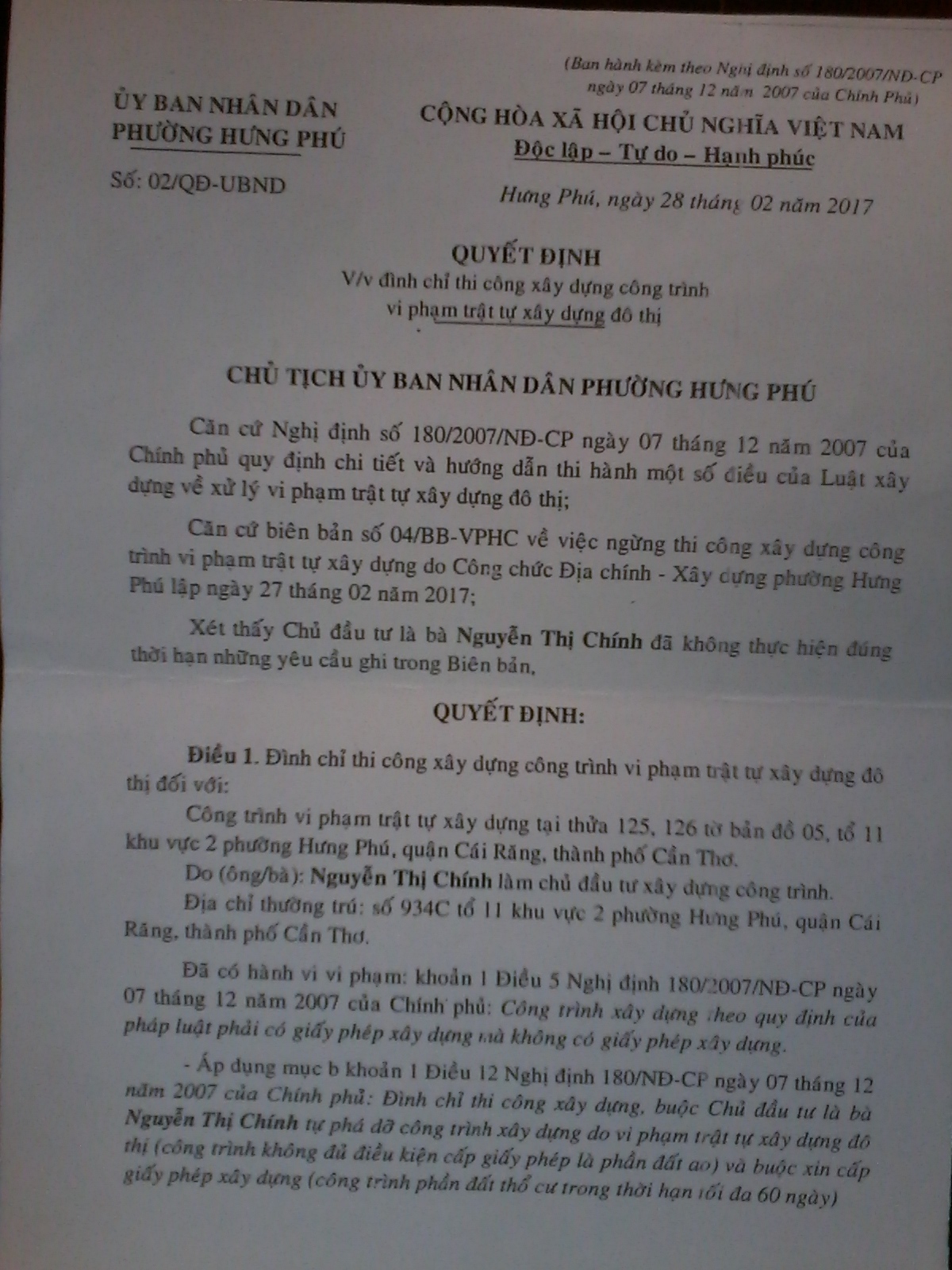 
Mặc d&ugrave; UBND phường Hưng Ph&uacute; ra quyết định đ&igrave;nh chỉ thi c&ocirc;ng nhưng hộ b&agrave; Ch&iacute;nh vẫn tiếp tục x&acirc;y dựng
