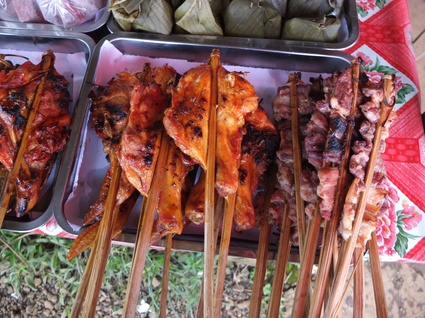 
C&aacute;, g&agrave; &ndash; hai m&oacute;n nướng thường thấy ở L&agrave;o

