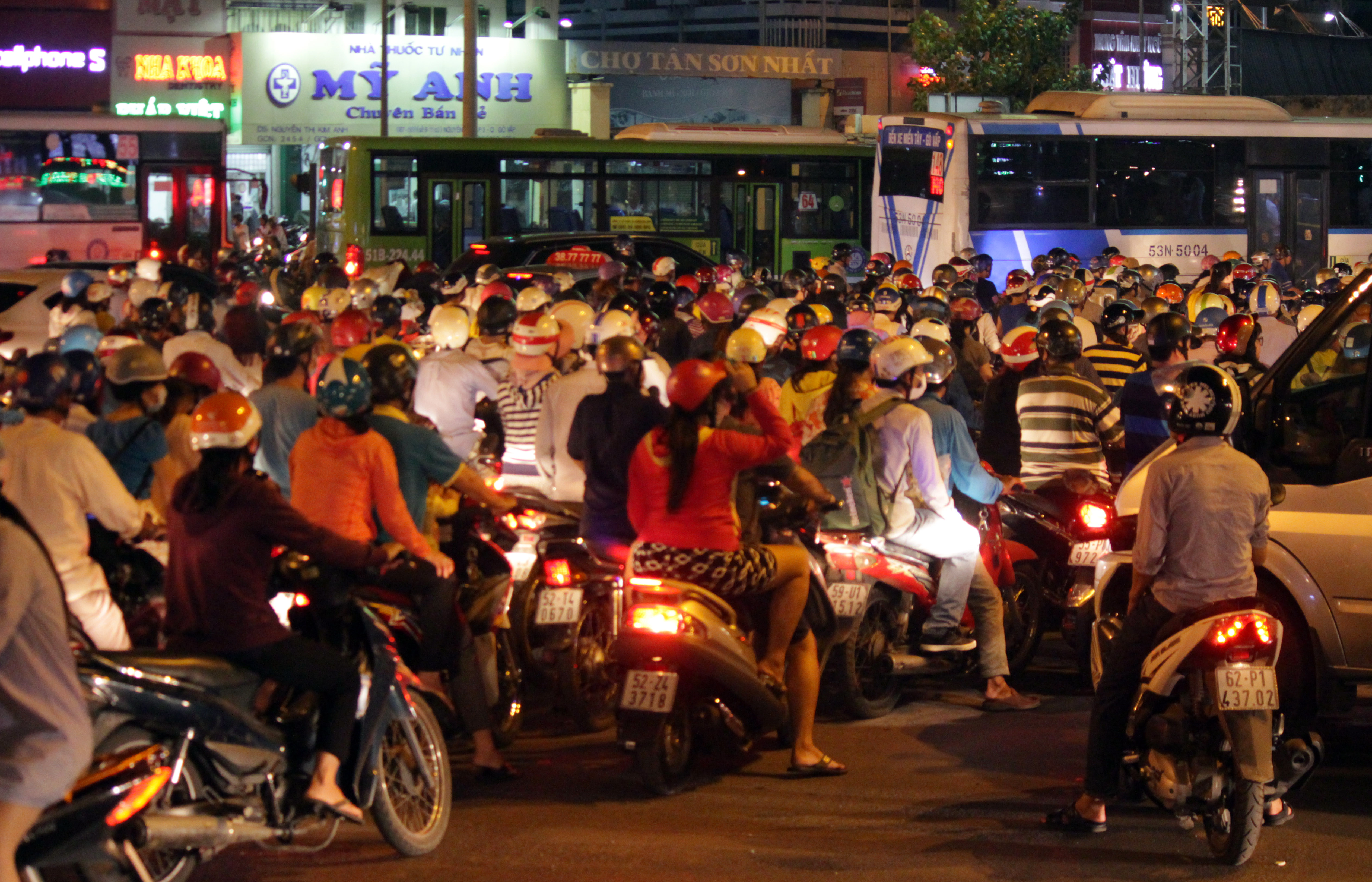 Xe m&aacute;y, xe hơi đều ch&ocirc;n ch&acirc;n ngay giữa v&ograve;ng xoay, ai cũng mệt mỏi.