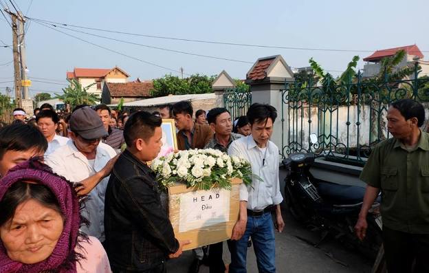 Đưa di hài cháu vào nhà