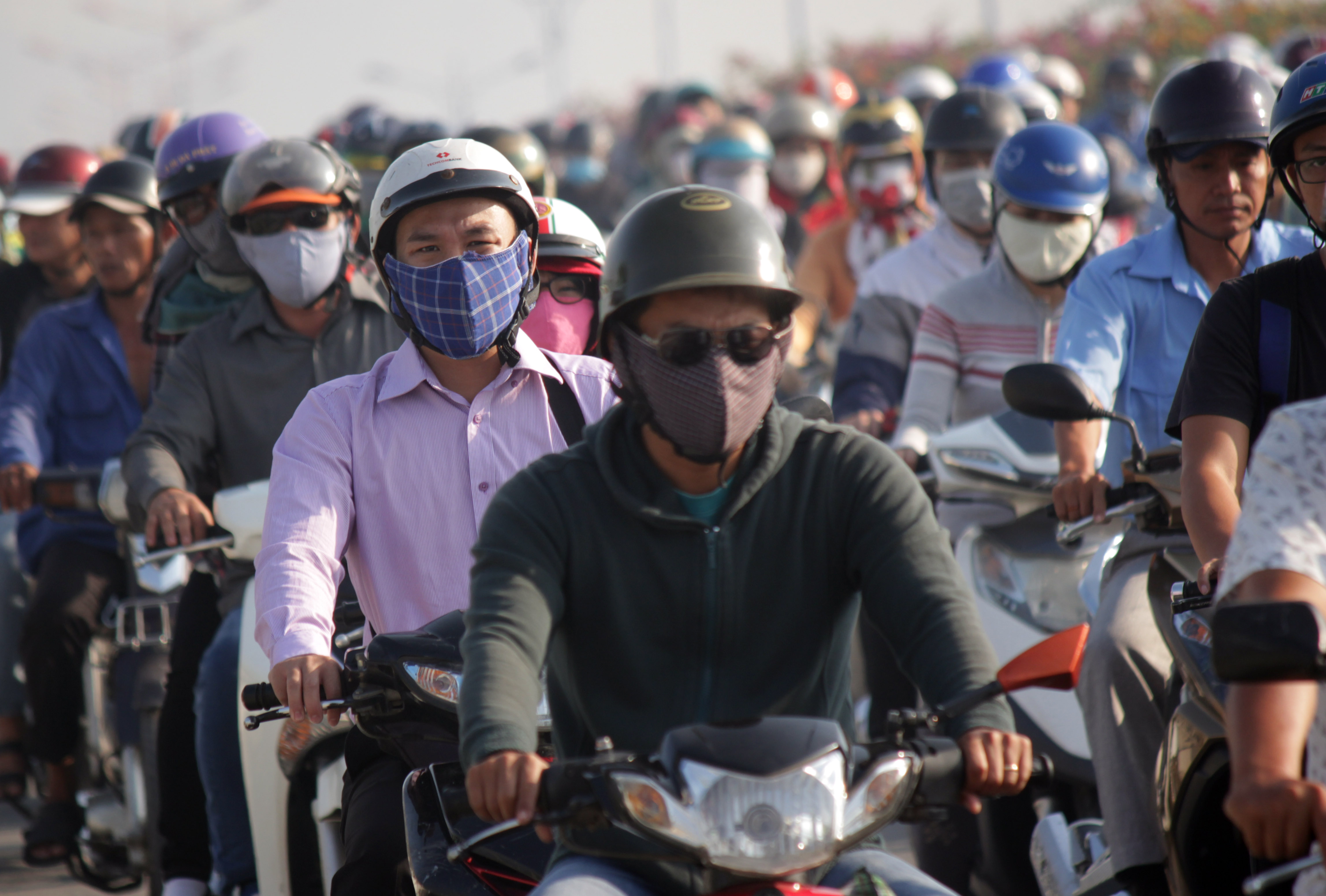 Nhiều người tỏ ra sốt ruột v&igrave; đ&atilde; trễ giờ học giờ l&agrave;m nhưng vẫn c&ograve;n mắc kẹt trong đ&aacute;m kẹt xe.