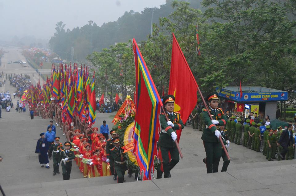 
Đ&uacute;ng 6 giờ, đo&agrave;n h&agrave;nh lễ bắt đầu di chuyển l&ecirc;n Đền
