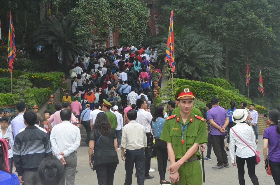 
Năm nay Lễ hội Đền H&ugrave;ng được tổ chức sớm hơn một 1 giờ n&ecirc;n lượng kh&aacute;ch đổ dồn l&ecirc;n đền Thượng kh&ocirc;ng đ&ocirc;ng như mọi năm
