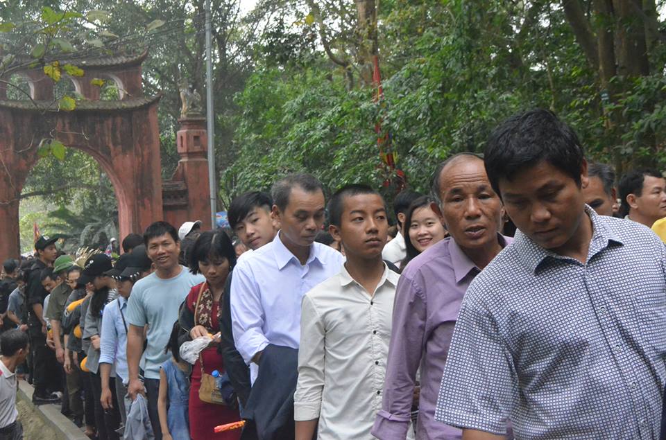 Do lượng du khách đông nên đường lên Khu vực núi Nghĩa Lĩnh gặp nhiều khó khăn, người dân phải nhích từng cm