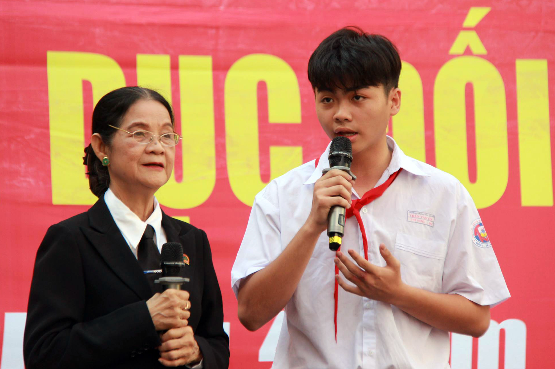 
Một nam sinh hỏi luật sư về mức xử phạt đối với c&aacute;c h&agrave;nh vi d&acirc;m &ocirc;, x&acirc;m hại trẻ em.
