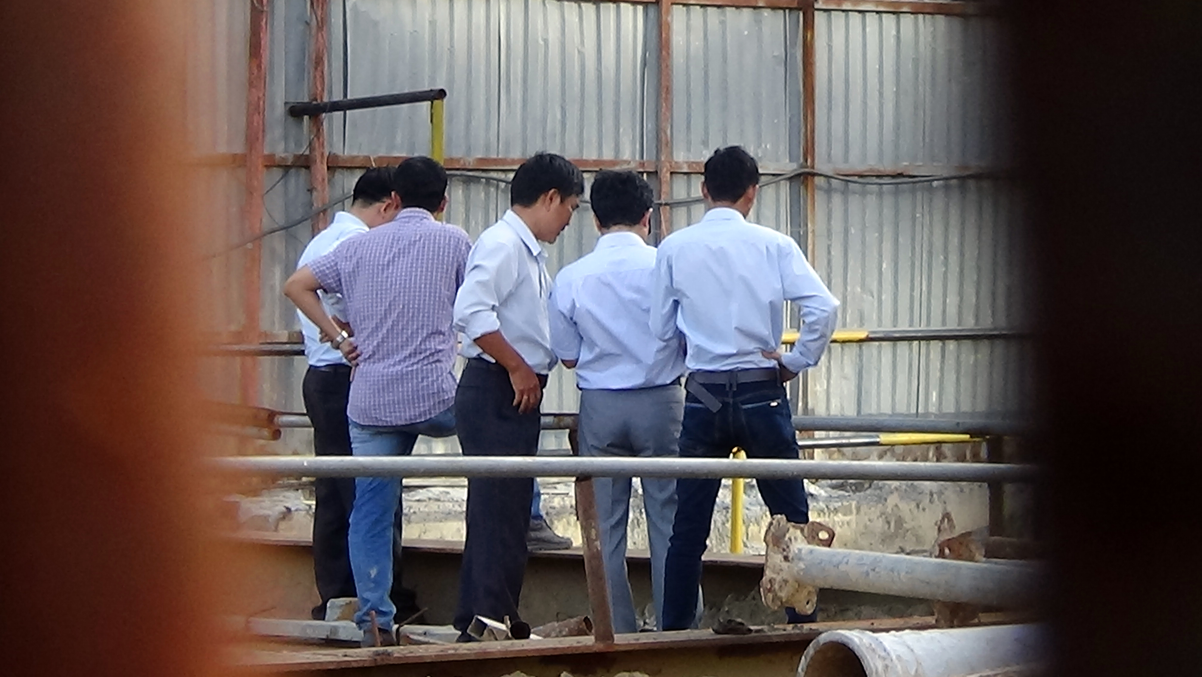 Hố công trình làm sụp nền, nứt tường nhà dân