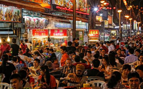 Kuala Lumpur, Malaysia: Cũng như Bangkok, ngồi ăn tr&ecirc;n những chiếc ghế nhựa ngo&agrave;i vỉa h&egrave; ch&iacute;nh l&agrave; một phần cuộc sống ở Kuala Lumpur. C&aacute;c m&oacute;n ăn ở đ&acirc;y l&agrave; sự h&ograve;a trộn của ẩm thực Ấn Độ, Trung Quốc v&agrave; Malaysia. Đặc trưng nhất phải kể đến m&oacute;n cơm nấu nước dừa nasi lemak, ăn c&ugrave;ng c&aacute; kh&ocirc;, xốt sambal, v&agrave;i l&aacute;t dưa chuột, trứng luộc v&agrave; lạc rang.
