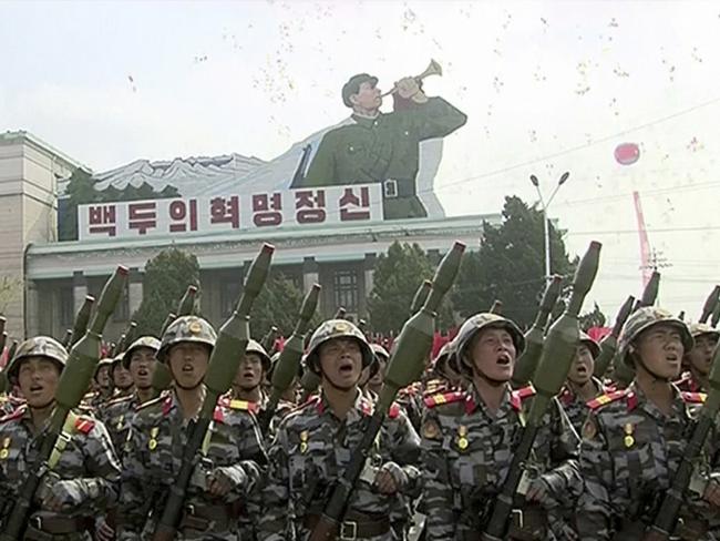 
Binh sĩ Triều Ti&ecirc;n cầm s&uacute;ng AK-47 với khả năng ph&oacute;ng lựu đạn. Ảnh: AP
