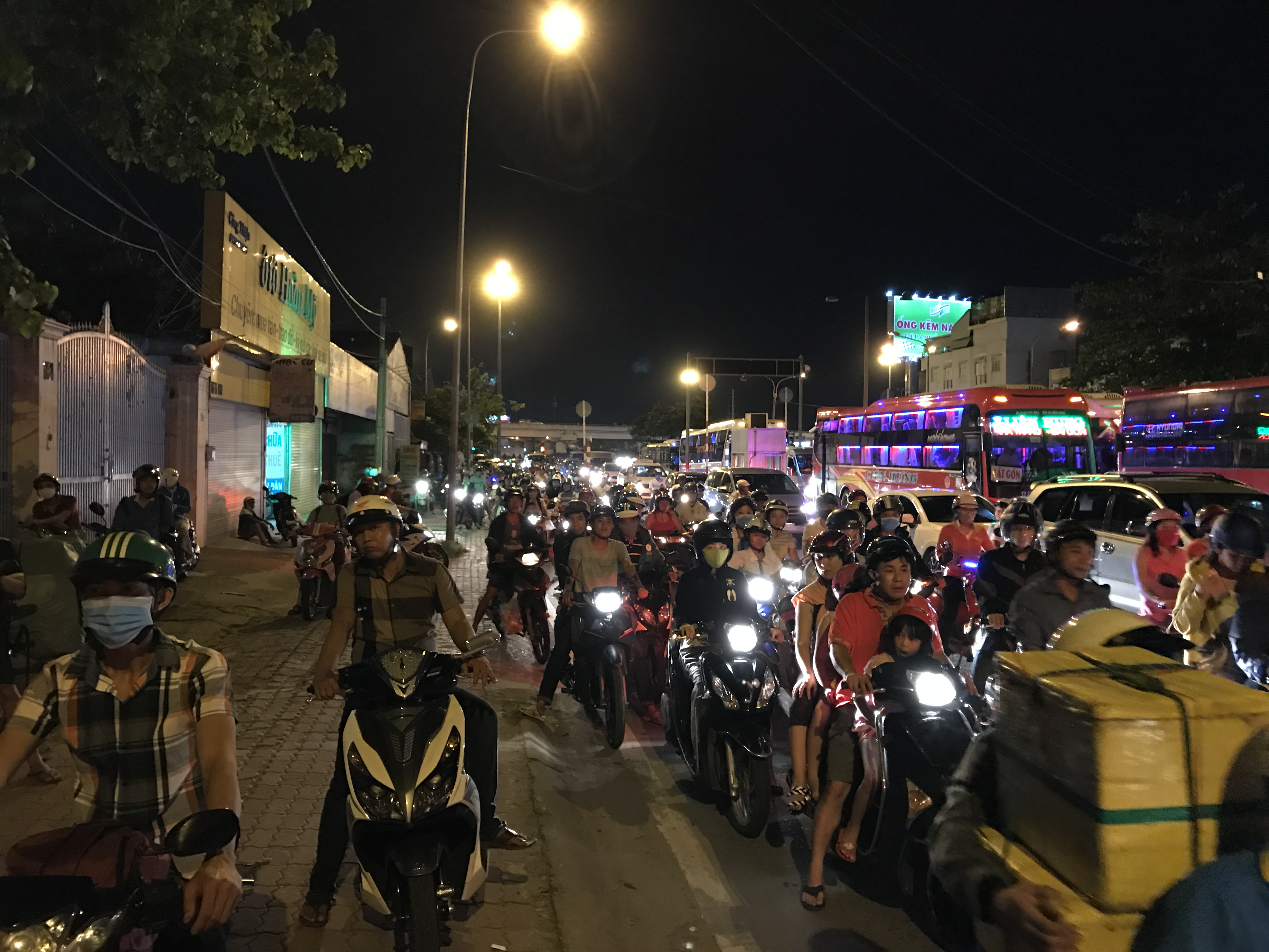 Từ dốc cầu Bình Triệu 2, di máy di chuyển chậm chạp, kèn cựa nhau để lưu thông theo hướng vào Bến xe Miền Đông. Trong khi đó, dòng ô tô con cùng các loại xe khách, buýt…, nhiều thời điểm phải đứng im, không thể “nhúc nhích”