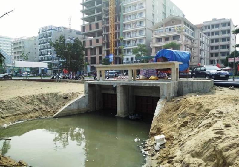 Cống nước thải ở phường Trung Sơn, TP Sầm Sơn vẫn chảy tràn ra bãi tắm C bốc mùi hôi thối nồng nặc