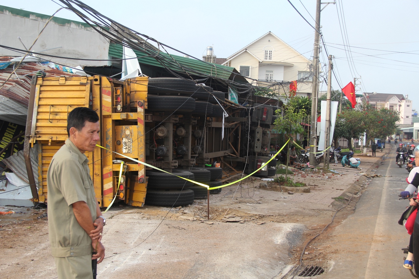 Xe chở bauxite lật nhào, đè sập 3 nhà dân ở Lâm Đồng