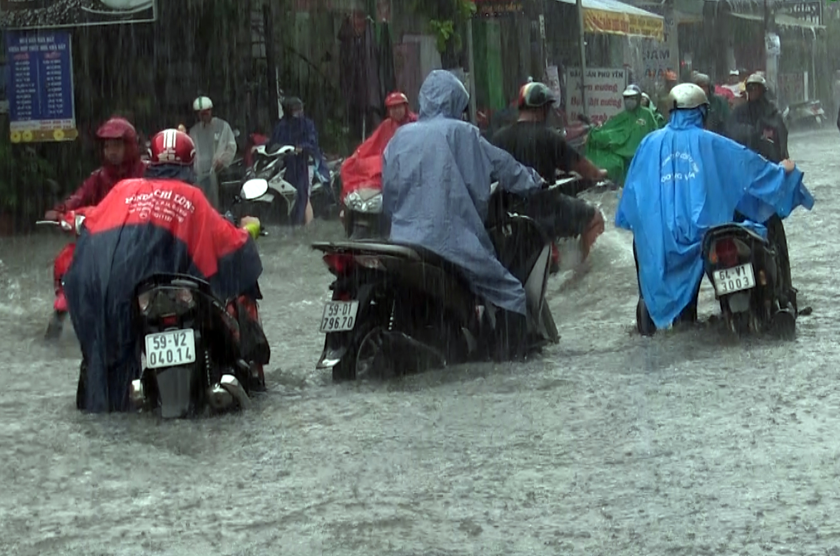 Mưa trắng trời, nhiều tuyến đường TP HCM lại ngập kinh ho&agrave;ng - Ảnh 5.