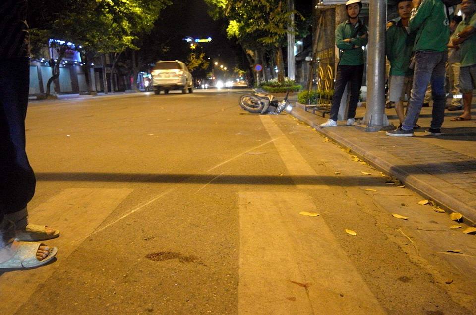 Xe cứu thương vượt đ&egrave;n đỏ, t&ocirc;ng c&ocirc; g&aacute;i  rồi bỏ chạy - Ảnh 2.