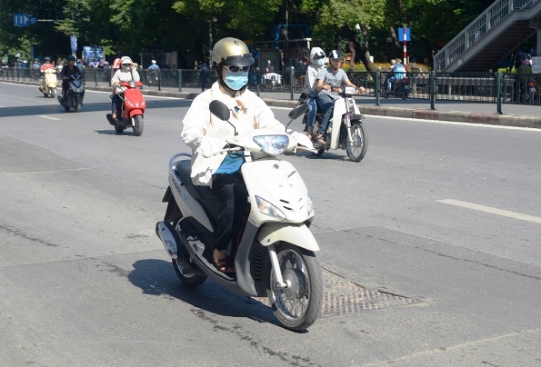 Mu&ocirc;n kiểu chống chọi n&oacute;ng kinh người tr&ecirc;n 40 độ C ở H&agrave; Nội - Ảnh 5.