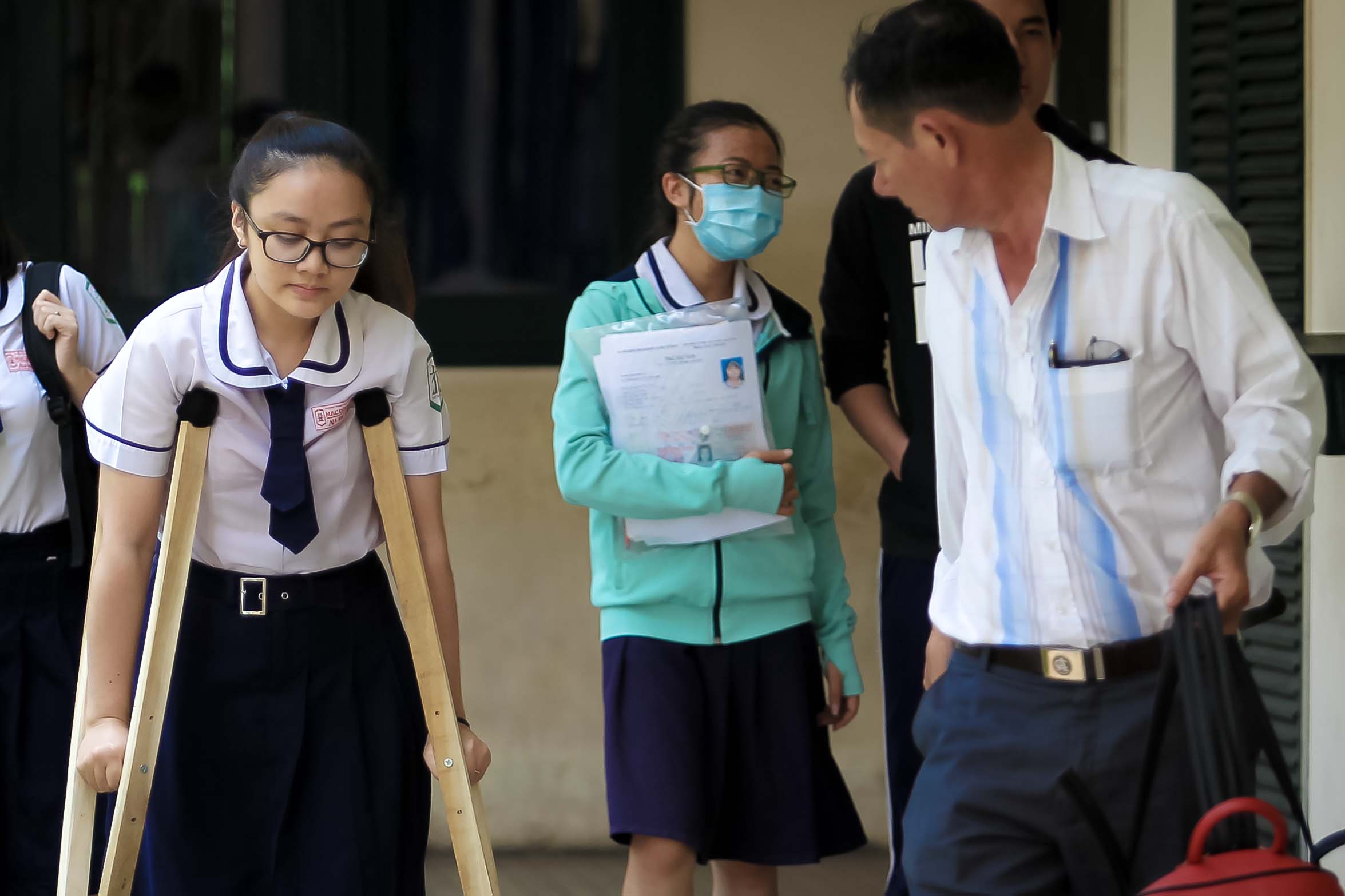 Cảm động hình ảnh người cha đưa con gái đi thi tại TP HCM