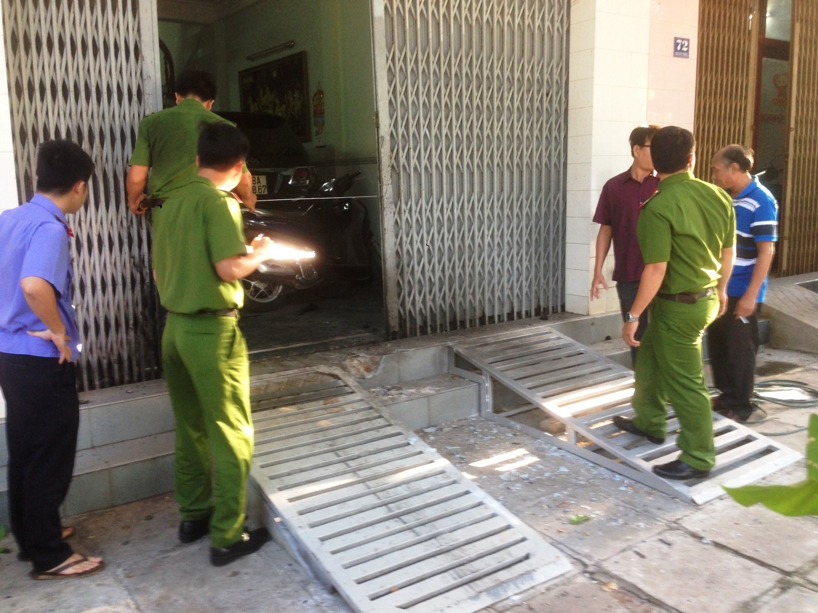 Nghi nổ m&igrave;n trước cửa doanh nghiệp, chủ bị thương nặng - Ảnh 3.