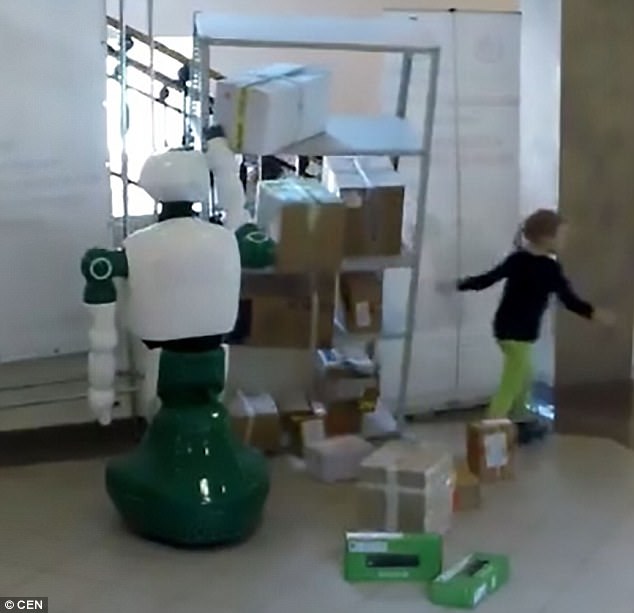 Cận cảnh Robot Nga cứu bé gái dù không được lập trình