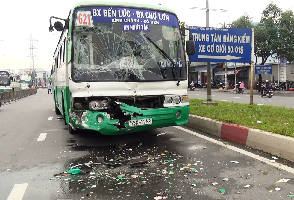 Xe buýt tông nhau biến dạng, hành khách hốt hoảng
