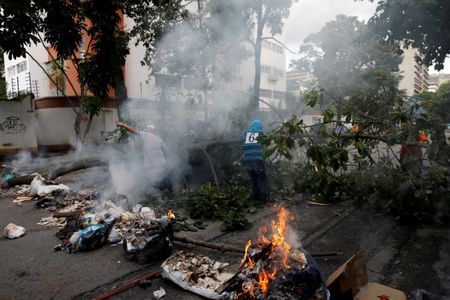Venezuela: Đụng độ tại đ&igrave;nh c&ocirc;ng triệu người, 3 người chết - Ảnh 4.