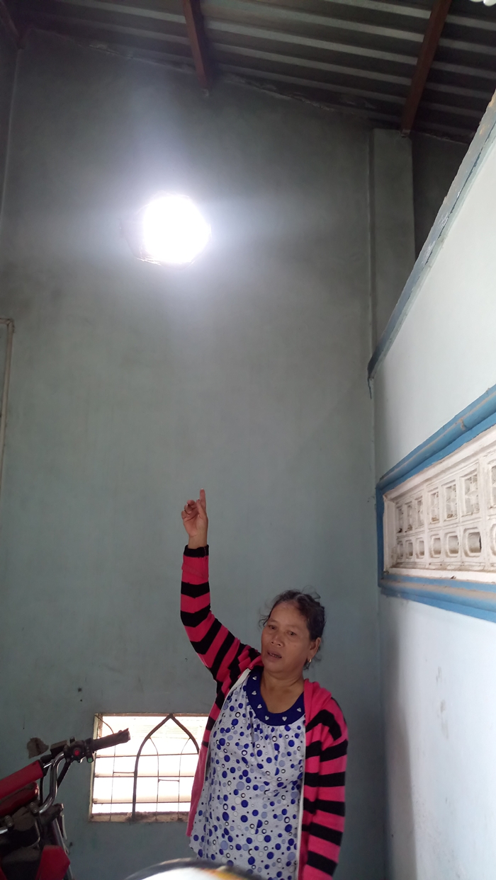 Sau loạt tiếng nổ khi m&aacute;y bay bay ngang, nhiều nh&agrave; d&acirc;n bị hỏng nặng - Ảnh 3.