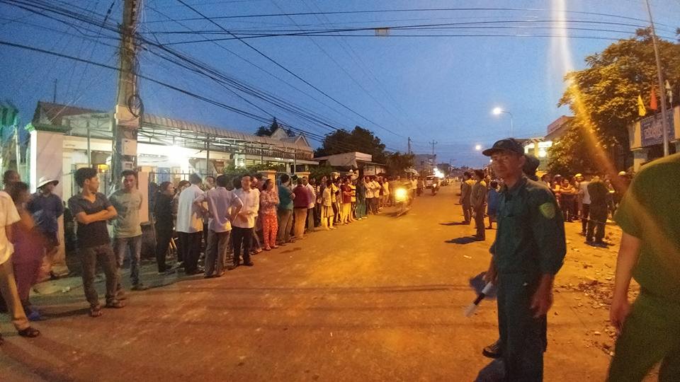 Sập m&aacute;i hi&ecirc;n nh&agrave;, 3 người tử vong - Ảnh 1.