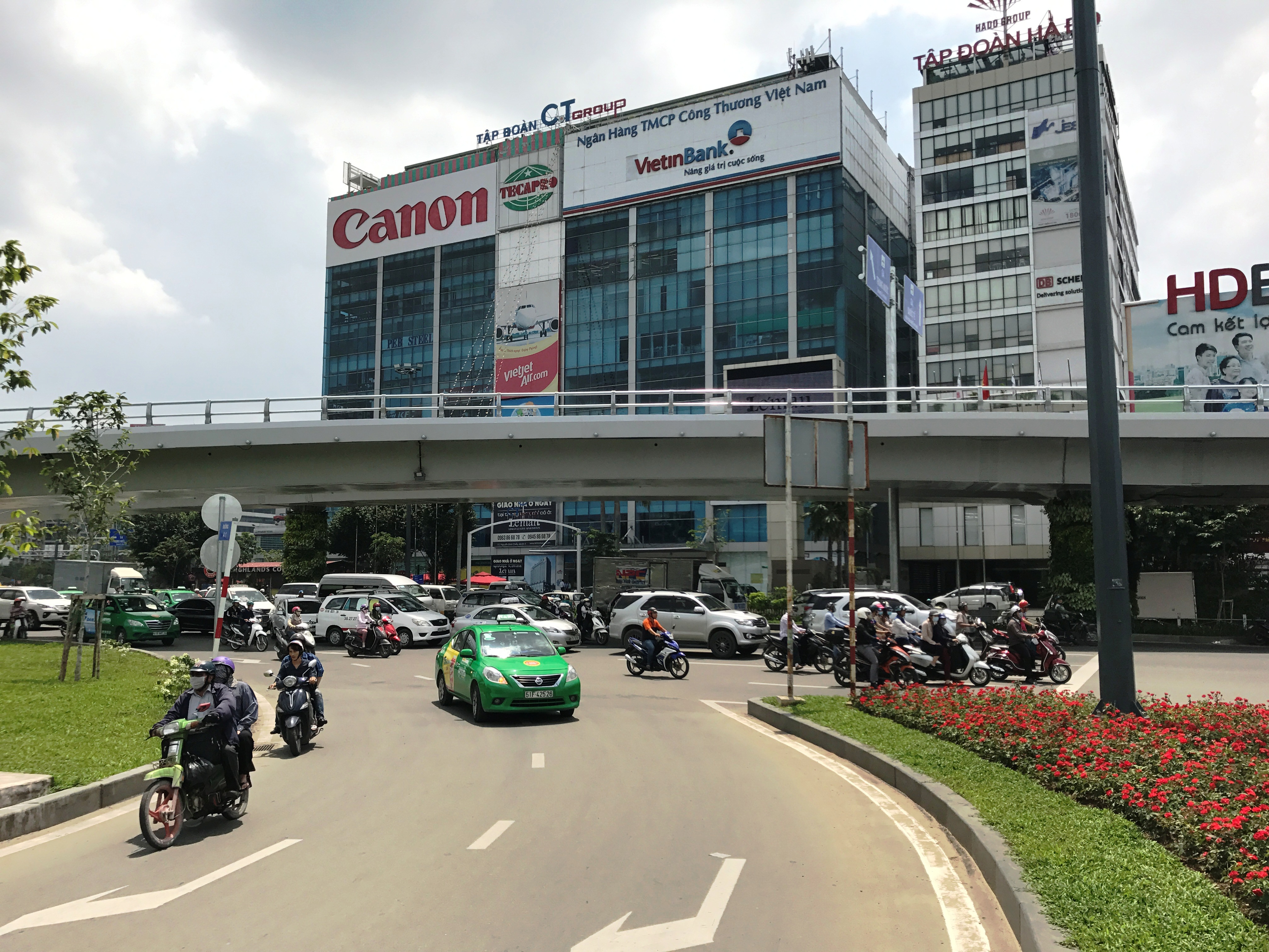 Thử nghiệm giải ph&aacute;p giảm kẹt xe ở cổng s&acirc;n bay T&acirc;n Sơn Nhất - Ảnh 3.