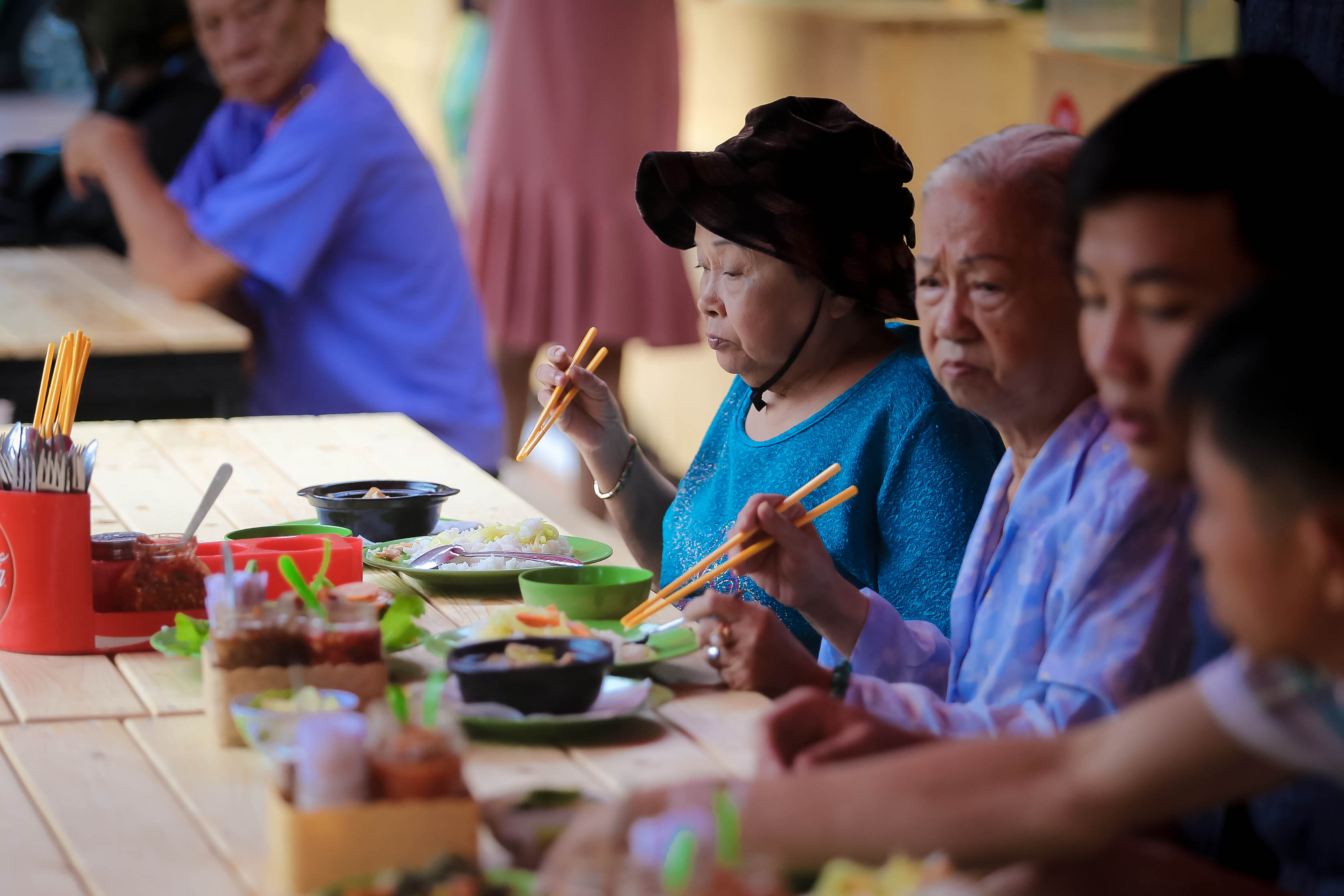 Hàng trăm người đội mưa đến phố hàng rong Bách Tùng Diệp - Ảnh 5.