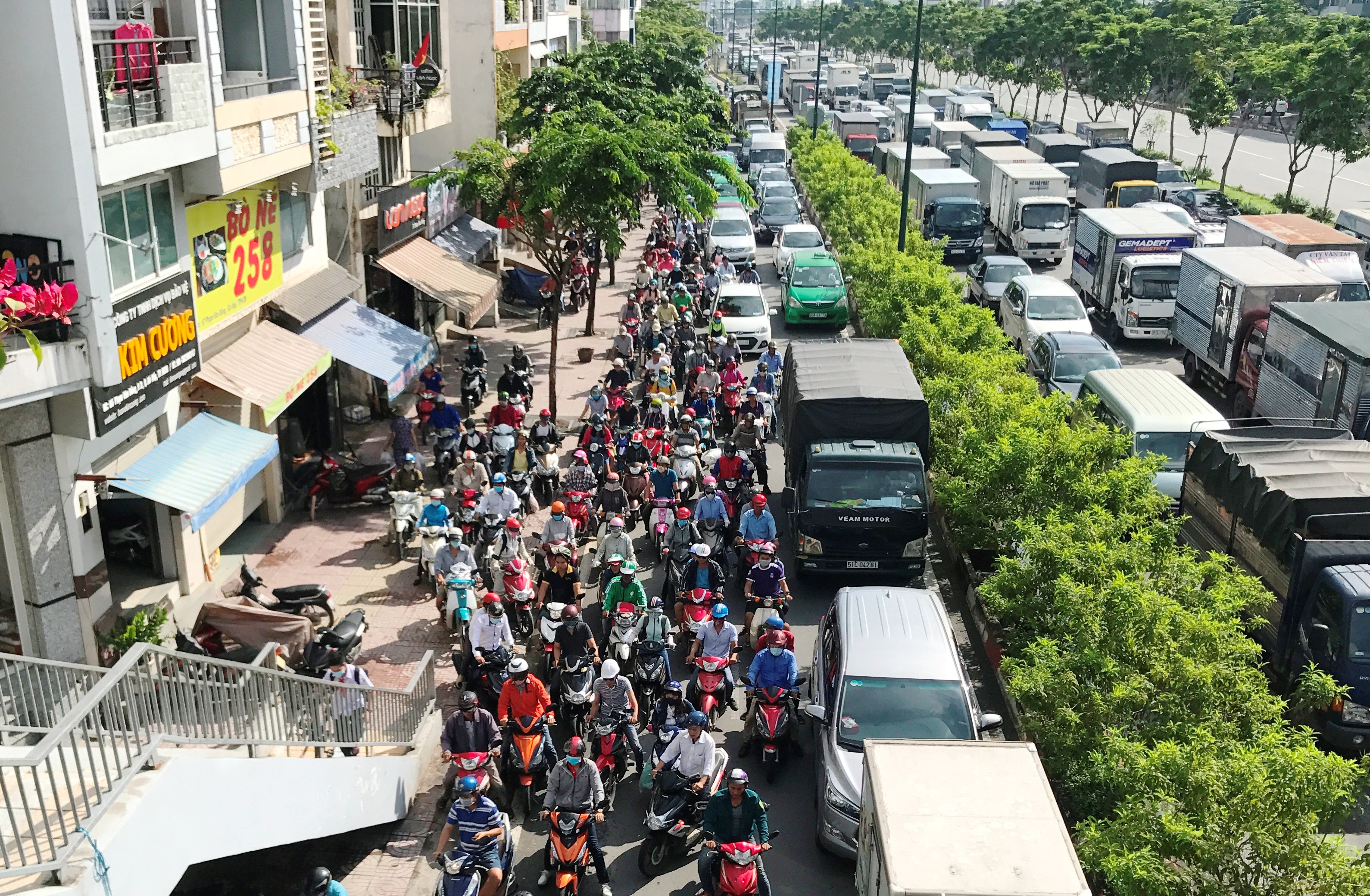 Hỗn loạn trên đường Phạm Văn Đồng - Ảnh 3.