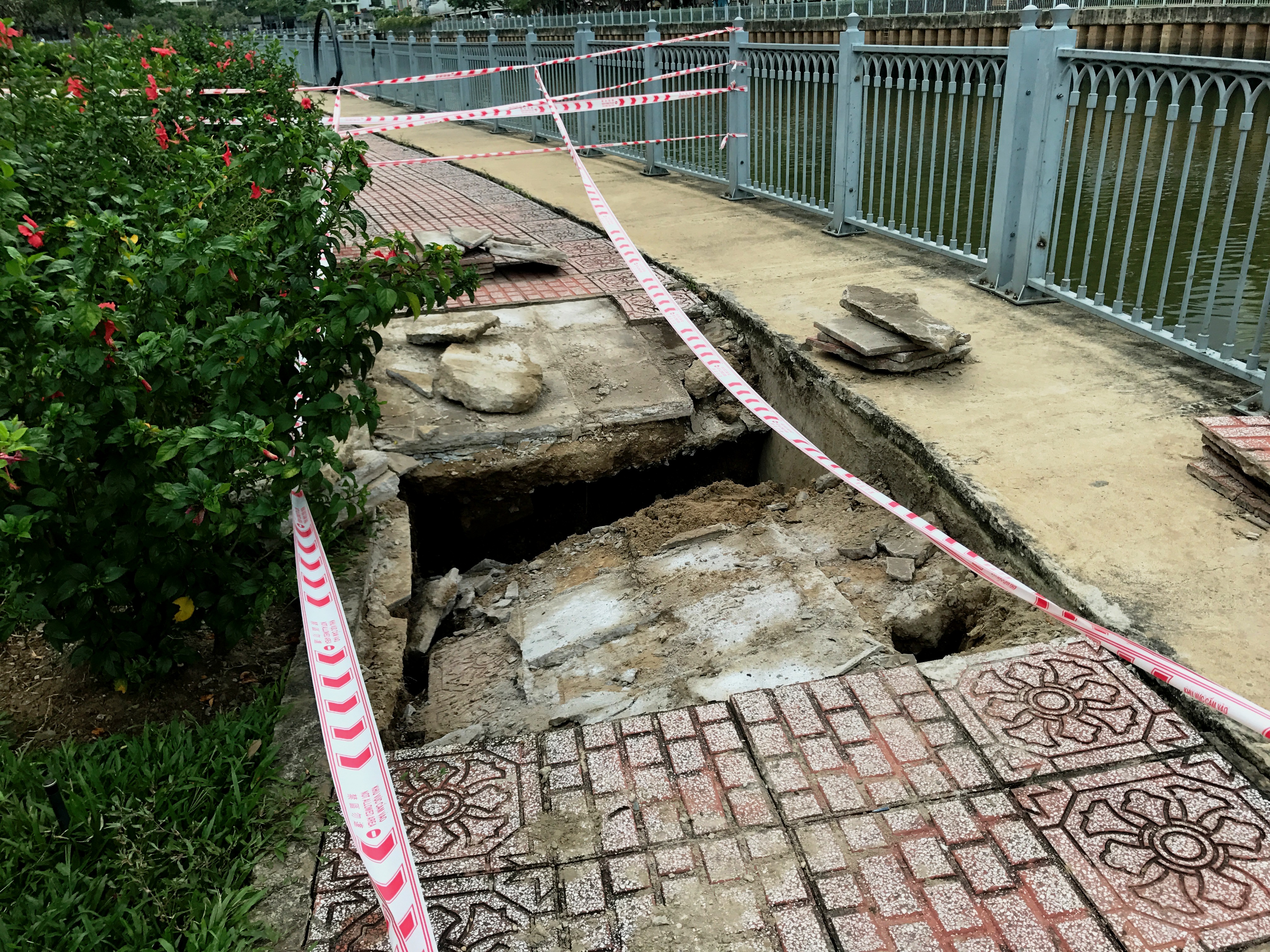 Lại sụp l&uacute;n nghi&ecirc;m trọng ven k&ecirc;nh Nhi&ecirc;u Lộc - Ảnh 4.