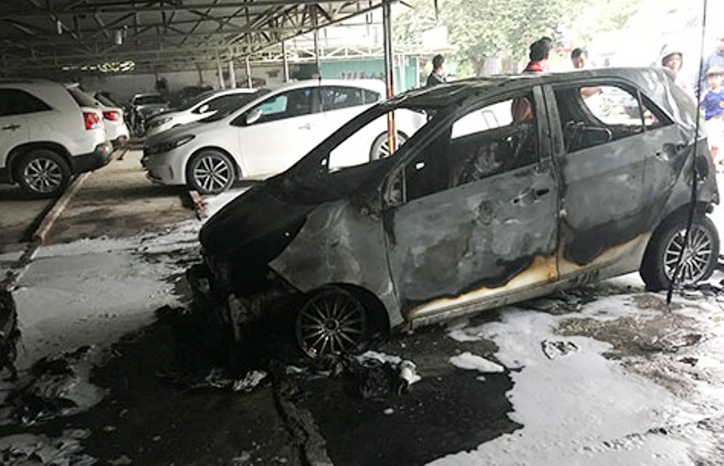 Ô tô bất ngờ bốc cháy ngùn ngụt trong bãi gửi xe