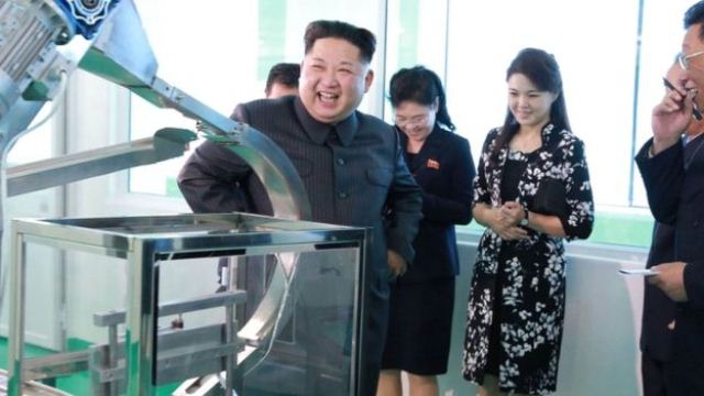 Ông Kim Jong-un tươi cười thăm nhà máy mỹ phẩm cùng vợ